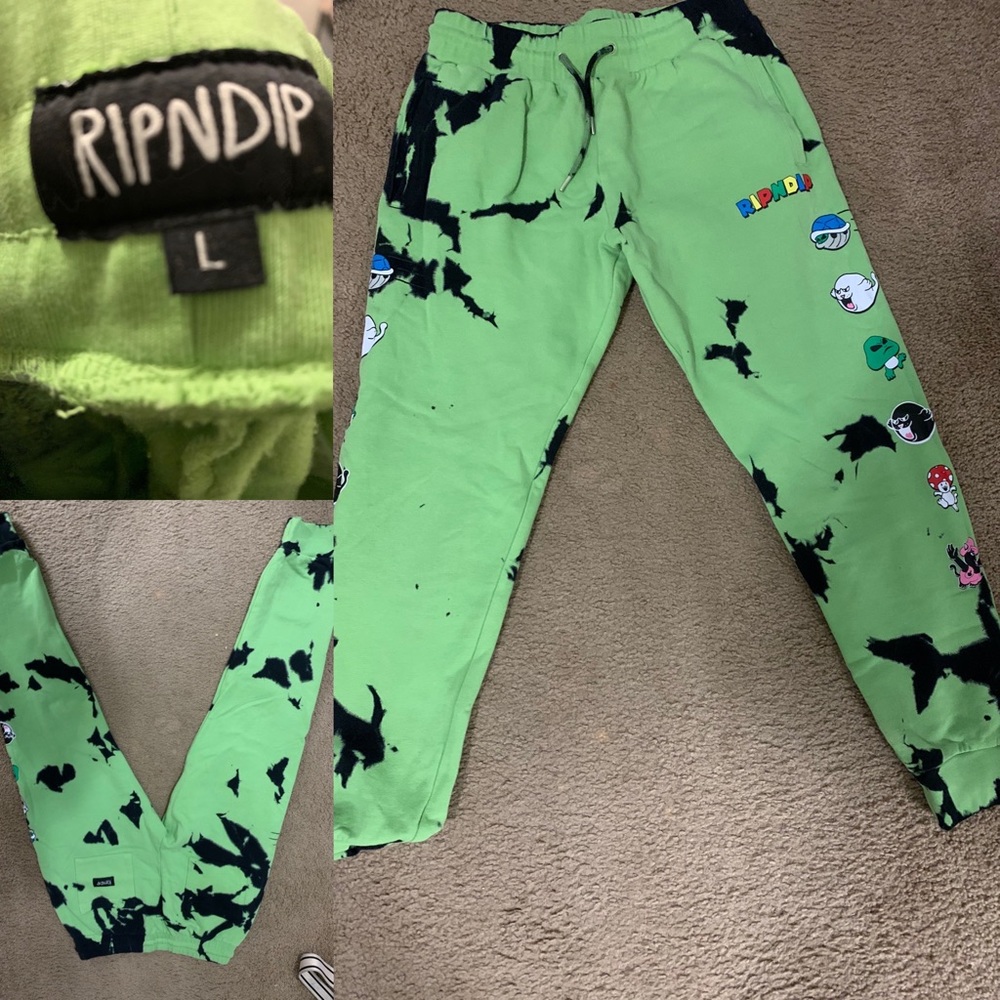 Selling item because I’m cleaning out the closet. Sweat pants never worn.